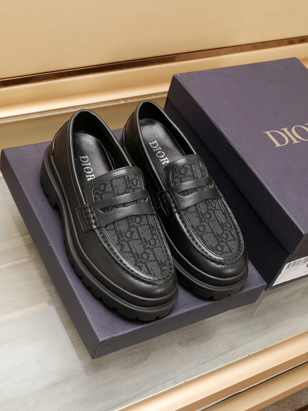 Factory P460💰[Dior] men's classic Loaf leather shoes🇺🇸 are on sale at the same time, original Italian brand · brand totem cloth sewn with brand cloth label · paired with calfskin · (high-end, extravagant and classy) exquisite workmanship (original lining) sole: original factory special rubber concave and convex outsole ⚠️ outsole. Comfortable, wear-resistant, non-slip, real shot 🎬 Can be worn with casual clothes or suits. Size: 38-44 (46.46 customized)